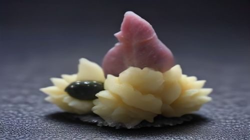欧美派对穿搭造型，模特身着银色金属感mini裙配黑色裸肩上衣和银色高跟鞋，在霓虹灯光的派对现场展示欧美大片质感
